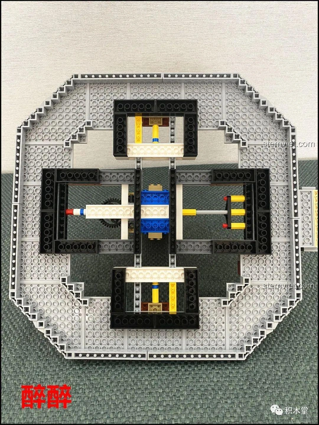 Góc nhìn từ trên xuống của phần đế bộ Đu Quay Ngựa Gỗ Thần Tiên XB-30001 sau khi được gia cố, đảm bảo độ chắc chắn cho mô hình.