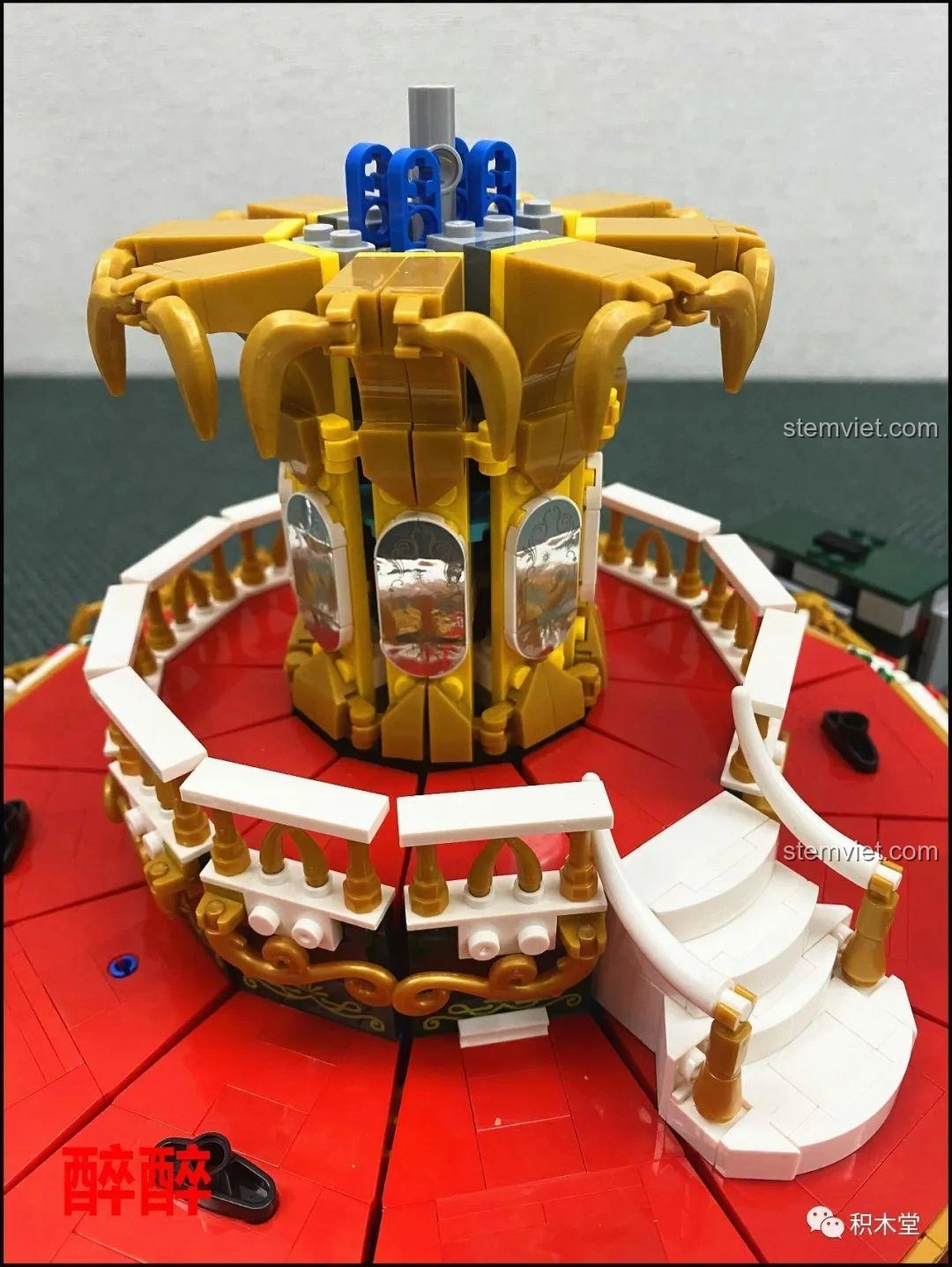 Cận cảnh nhân vật chim xanh đáng yêu của bộ Đu Quay Ngựa Gỗ Thần Tiên XB-30001, với chi tiết mắt kính và bụng màu vàng.