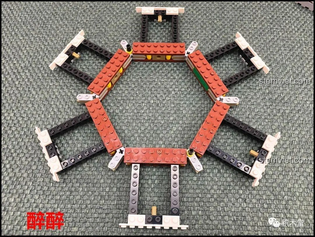 Cấu trúc đỉnh của bộ Đu Quay Ngựa Gỗ Thần Tiên XB-30001, với các chi tiết trang trí và cơ chế nâng hạ.