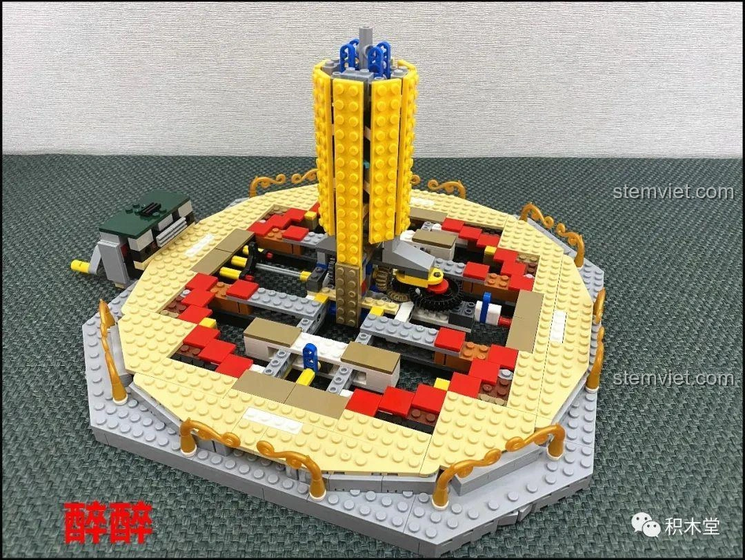 Phần đế của đồ chơi xếp hình Ngựa Gỗ Xoay Cổ Tích XB-30001 được trang trí thêm các chi tiết vàng óng ánh, tạo vẻ đẹp cổ điển.