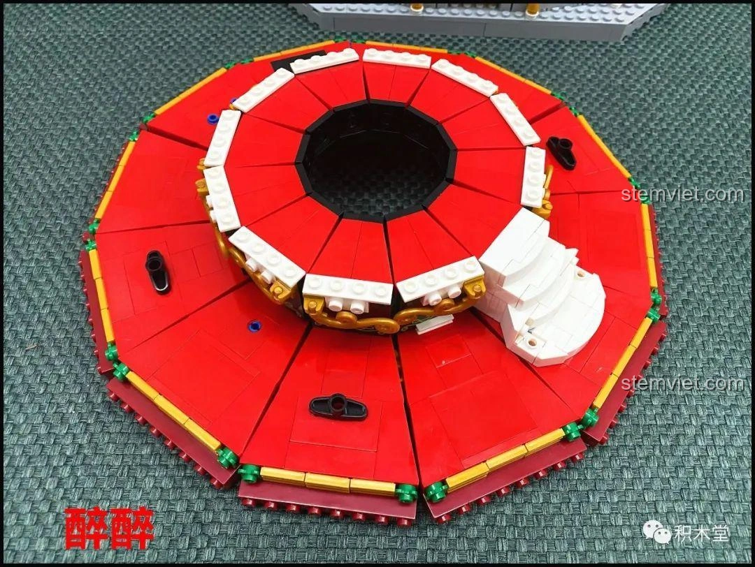 Cấu trúc chính của đồ chơi xếp hình Ngựa Gỗ Xoay Cổ Tích XB-30001 đã được lắp ráp, với phần đế và cột trung tâm hoàn chỉnh.