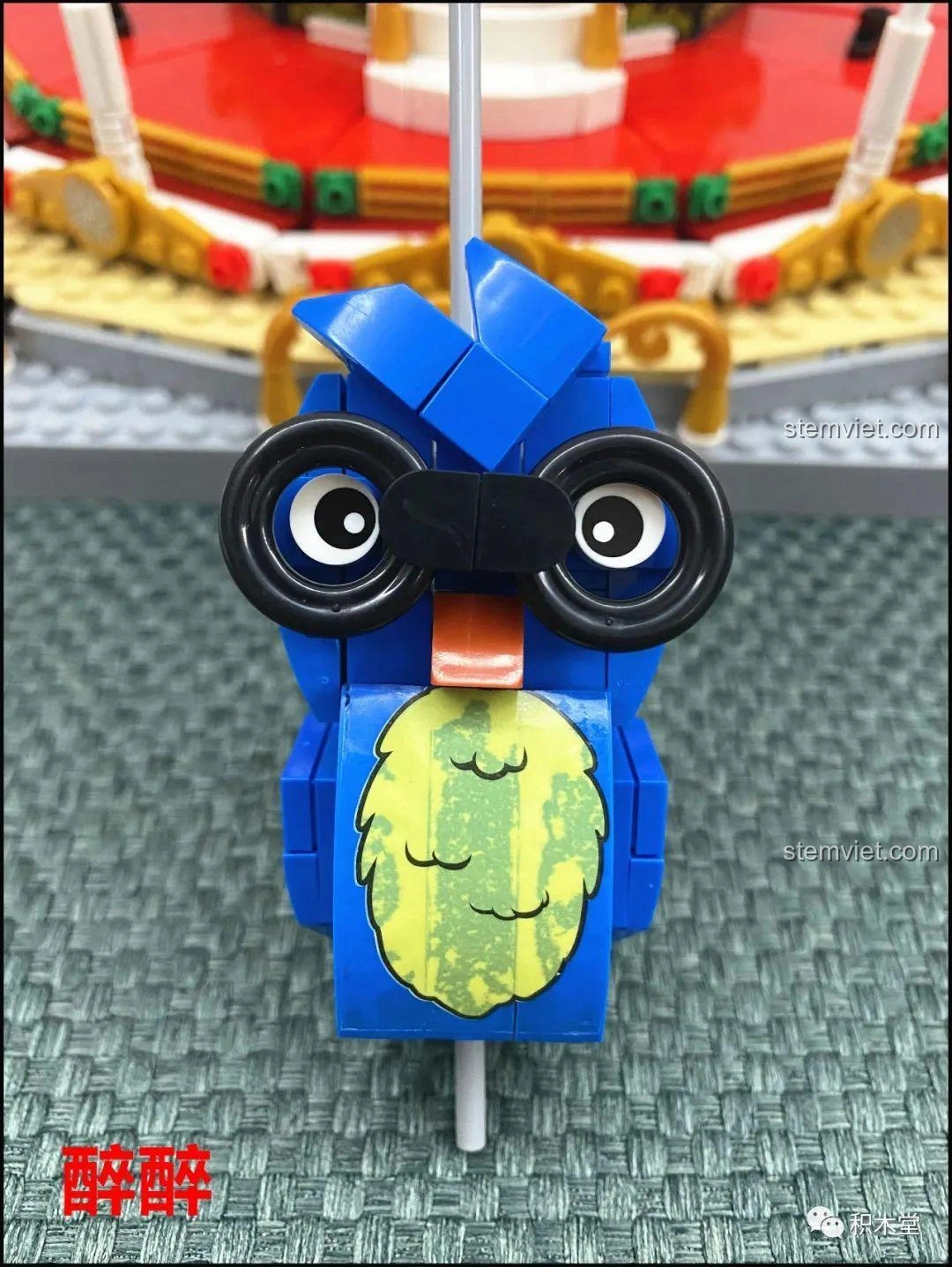 Cận cảnh nhân vật cá ngựa màu vàng của đồ chơi xếp hình Ngựa Gỗ Xoay Cổ Tích XB-30001, với chi tiết vây và mắt.