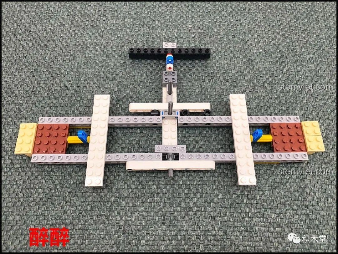 Cấu trúc bên trong phần đế của set đồ chơi Vòng Quay Ngựa Gỗ Giấc Mơ XB-30001, thể hiện các thanh kỹ thuật và trục quay.