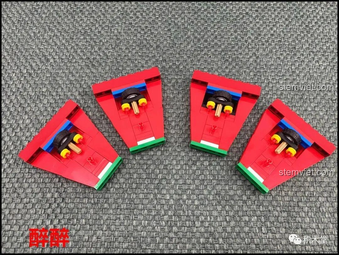 Phần đế màu đỏ của Vòng Quay Ngựa Gỗ Giấc Mơ Cổ Tích Andersen XB-30001 đã hoàn chỉnh với cầu thang và các chi tiết trang trí.