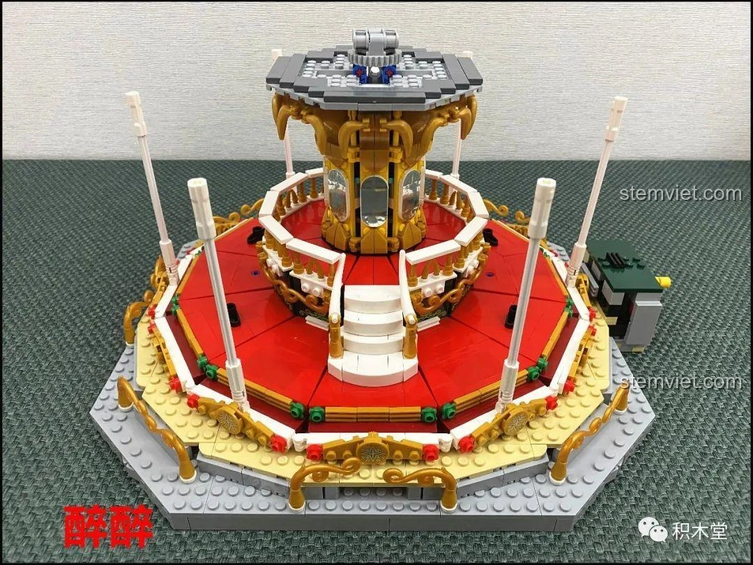 Cận cảnh nhân vật hươu cao cổ màu cam của Vòng Quay Ngựa Gỗ Giấc Mơ Cổ Tích Andersen XB-30001, với sừng và chi tiết chân.