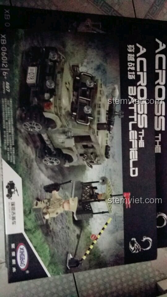 Hộp đồ chơi lắp ráp Xingbao XB-06012 Xe Jeep Ryan Xuyên Qua Chiến Trường với hình ảnh mô hình hoàn chỉnh và thông tin sản phẩm.