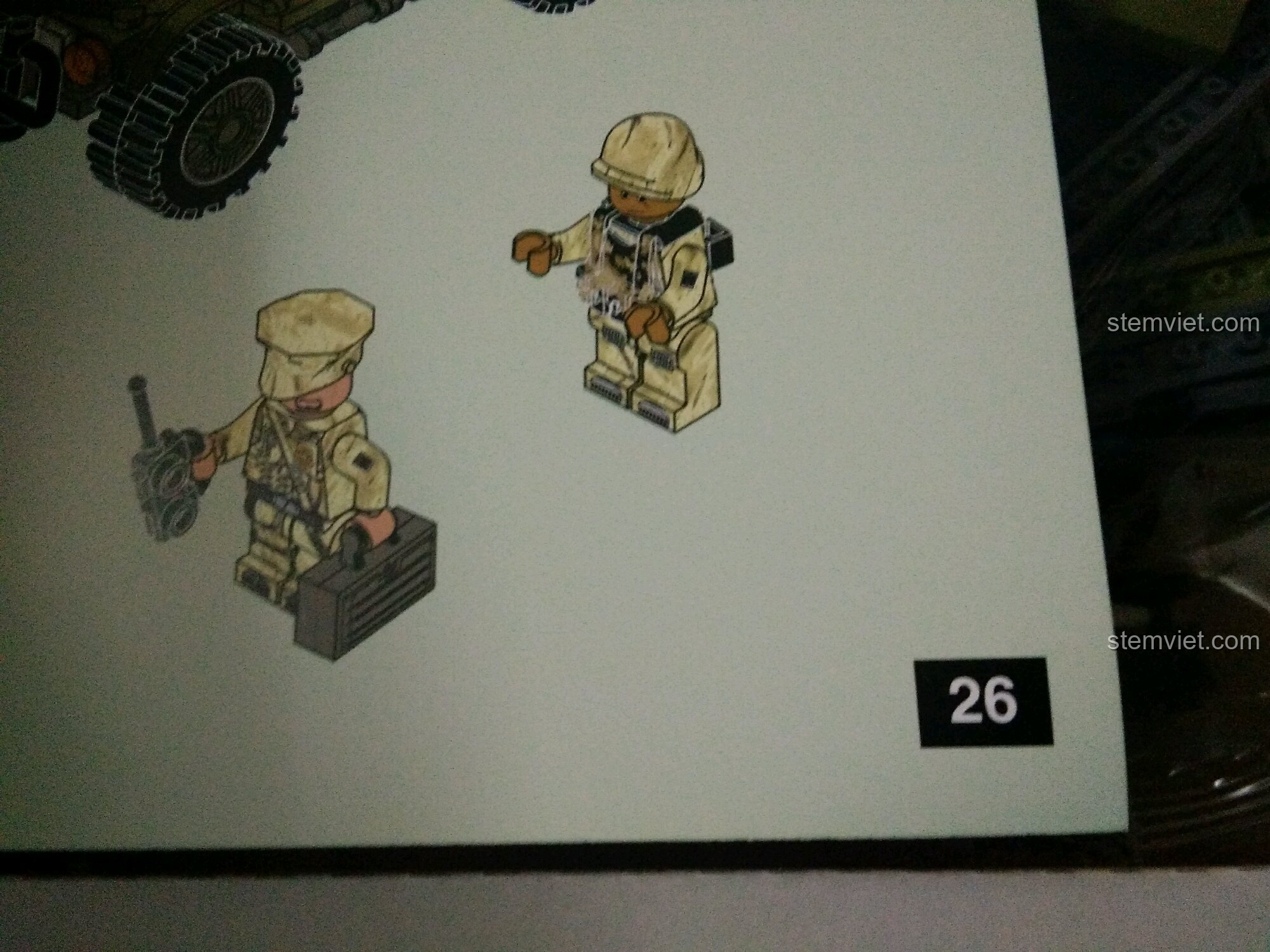 Trang hướng dẫn lắp ráp số 26 của bộ Xingbao XB-06012 Xe Jeep Ryan Xuyên Qua Chiến Trường, minh họa cách lắp minifigure.