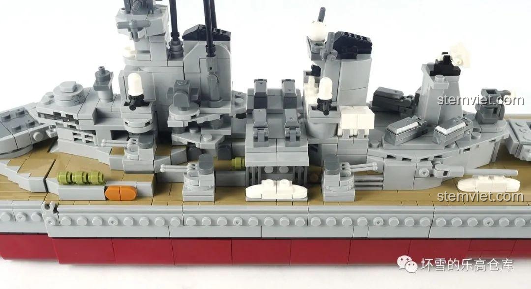 Chi tiết phần thân tàu với các khẩu pháo phòng không và hệ thống vũ khí phụ, đánh giá Xingbao XB 06030 Chiến hạm USS Missouri.