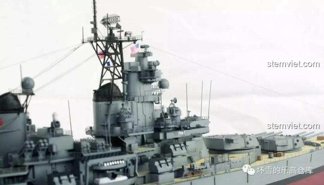 Tháp chỉ huy và cột buồm phía trước của mô hình, nơi đặt radar và hệ thống điều khiển, cảm nhận Xingbao XB 06030 Chiến hạm USS Missouri.