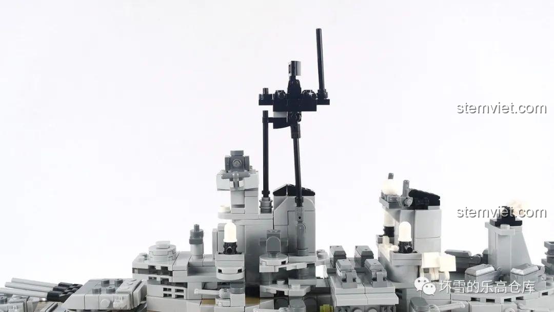 Cận cảnh cột buồm phía sau và các thiết bị liên lạc trên mô hình, đánh giá Xingbao XB06030 Tàu Missouri.