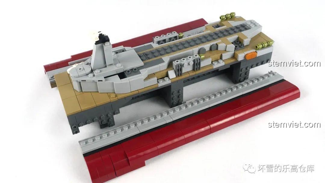 Quá trình lắp ráp phần thân tàu của Thiết giáp hạm USS Missouri, cho thấy cấu trúc ghép tấm, cảm nhận Xingbao XB 06030 Chiến hạm USS Missouri.