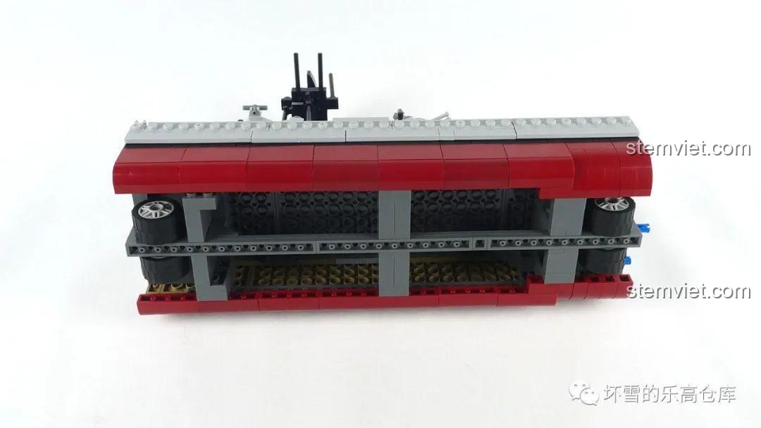 Phần thân giữa của Thiết giáp hạm USS Missouri với bốn bánh xe ẩn dưới đáy, nhận xét Xingbao 6030 Mô hình tàu chiến USS Missouri.