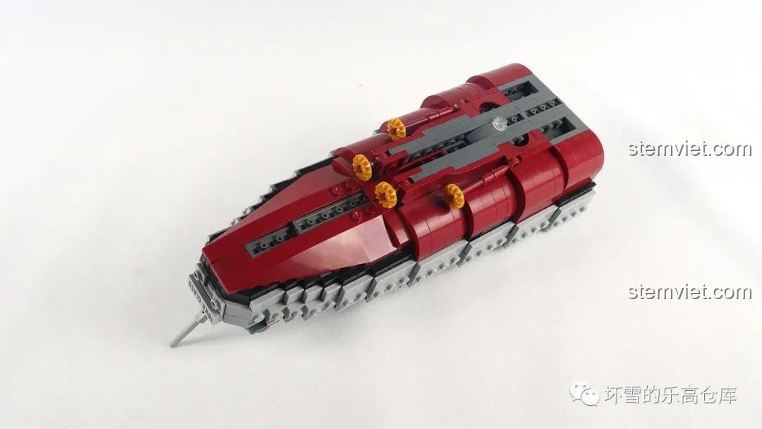 Phần đáy tàu màu đỏ của mô hình Thiết giáp hạm USS Missouri, được lắp ráp từ nhiều lớp, cảm nhận Xingbao XB 06030 Chiến hạm USS Missouri.