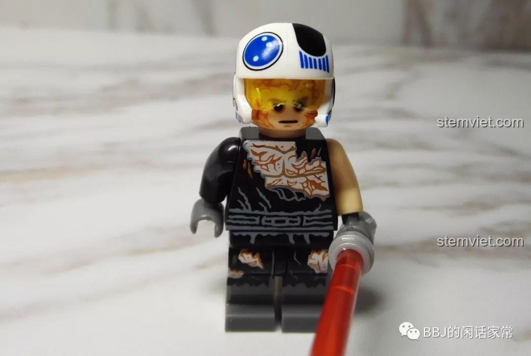 Minifigure Anakin Skywalker từ bộ XINH X0144 Star Wars với mũ bảo hiểm, thể hiện chi tiết độc đáo.