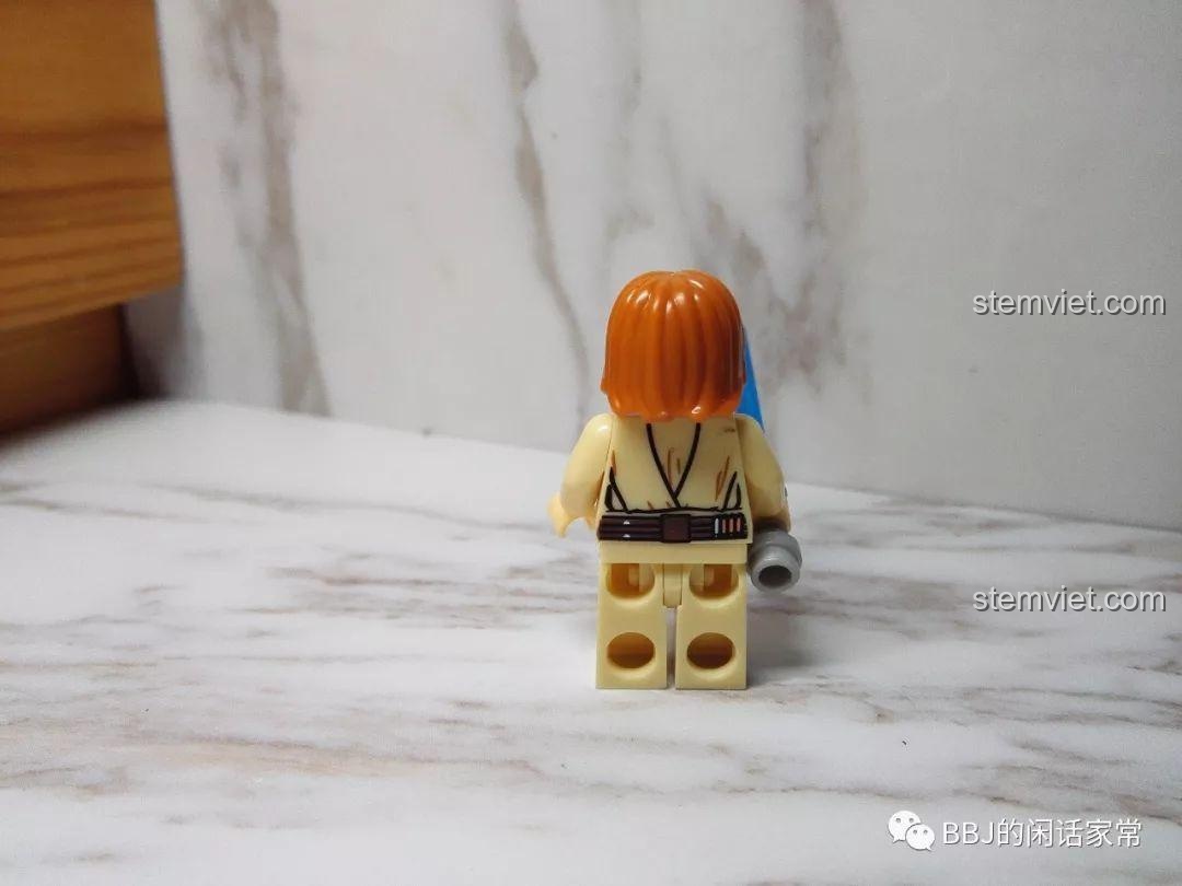 Mặt sau minifigure Obi-Wan Kenobi trong bộ XINH X0144 Star Wars, thể hiện chi tiết trang phục.