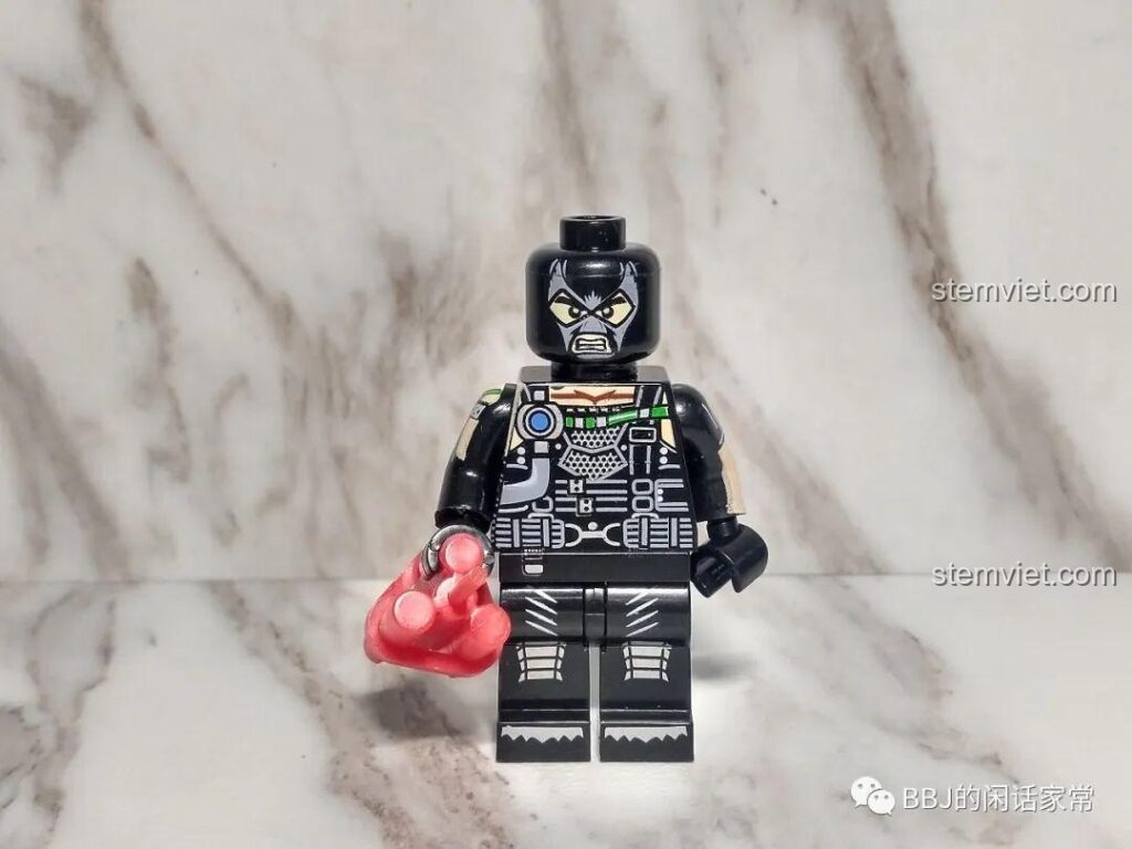 Cận cảnh minifigure Bane 1017 trong set XINH X0227 DC. Đánh giá chi tiết thiết kế và chất lượng in ấn của nhân vật phản diện Batman.