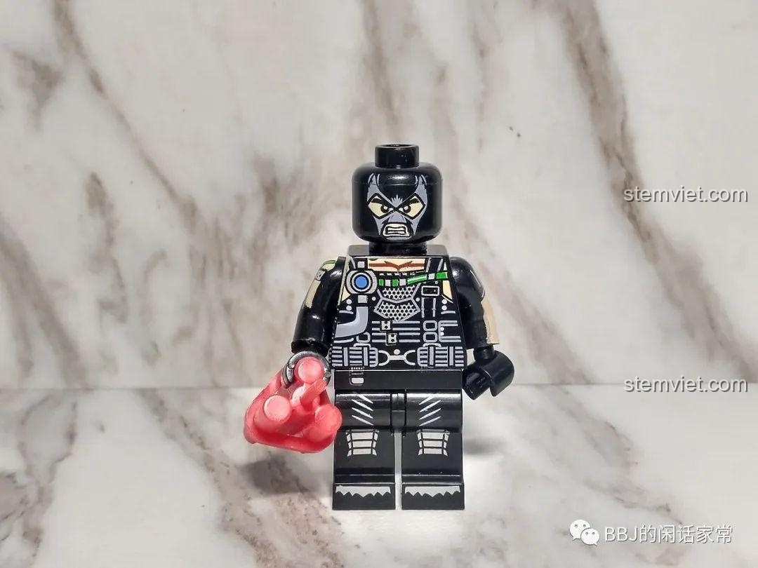 Cận cảnh minifigure Bane 1017 trong set XINH X0227 DC. Đánh giá chi tiết thiết kế và chất lượng in ấn của nhân vật phản diện Batman.