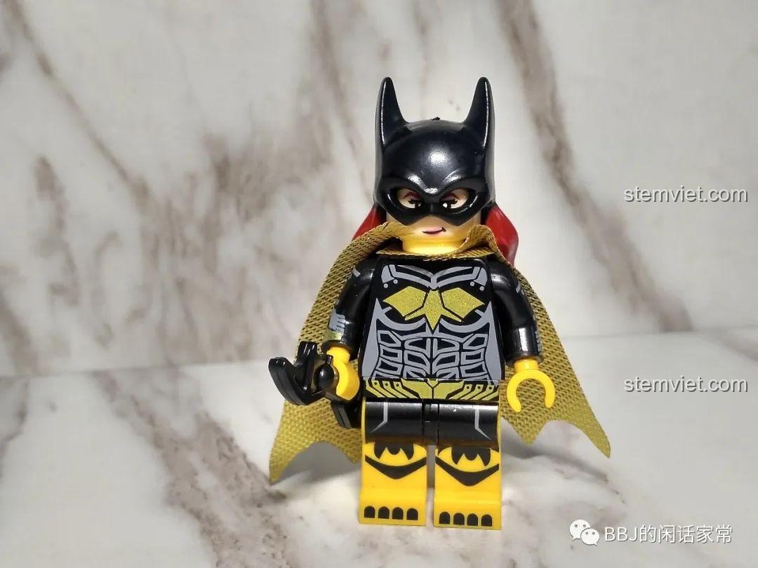 Minifigure Batgirl 1023 trong set XINH X0227, nữ anh hùng trong trang phục đen vàng, cầm vũ khí và áo choàng.