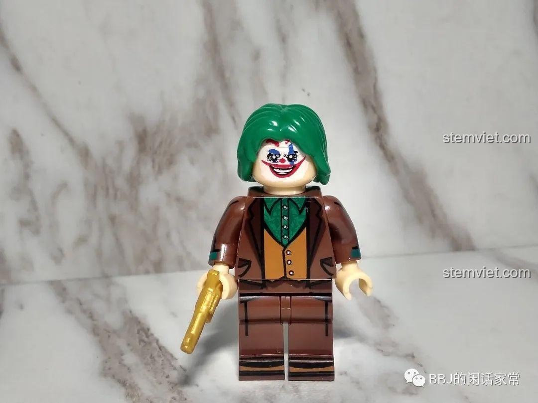 Minifigure Joker 1020 trong set XINH X0227, với khuôn mặt trang điểm đặc trưng nhưng chi tiết in bị nhòe, mờ.