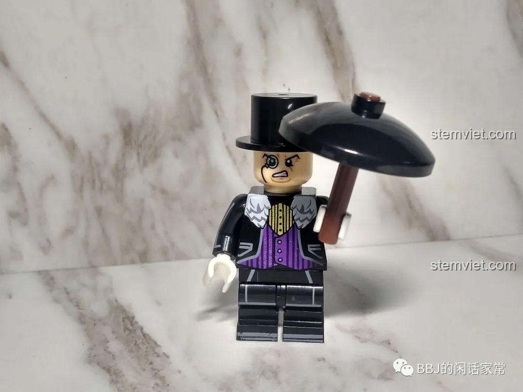 Minifigure Penguin 1022 trong set XINH X0227, với chiếc mũ chóp cao, monocle và cây dù đặc trưng của gã tội phạm.