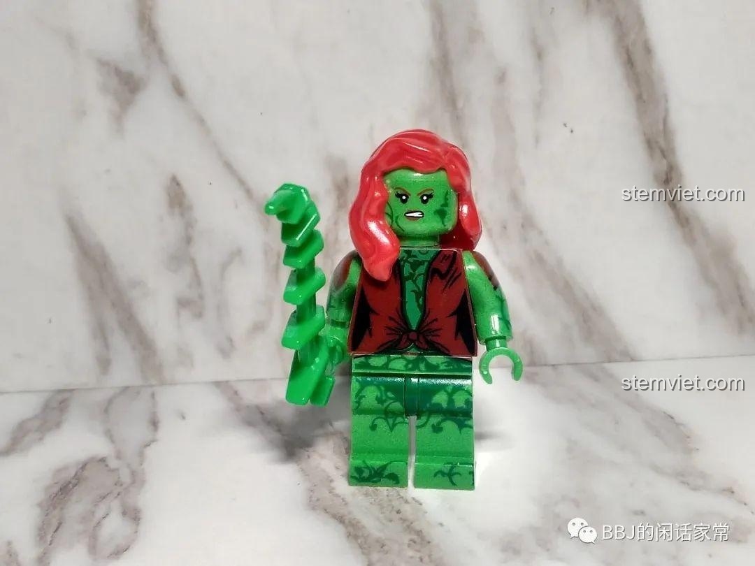 Minifigure Poison Ivy 1021 từ set XINH X0227, nhân vật phản diện DC với mái tóc đỏ và trang phục xanh lá cây.