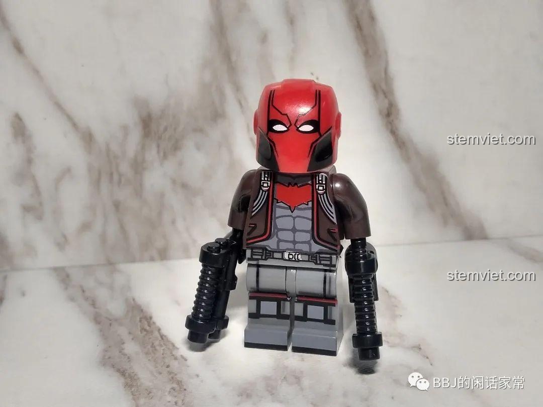 Minifigure Red Hood 1024 từ set XINH X0227, nhân vật DC với chiếc mũ trùm đỏ và trang bị hai khẩu súng.