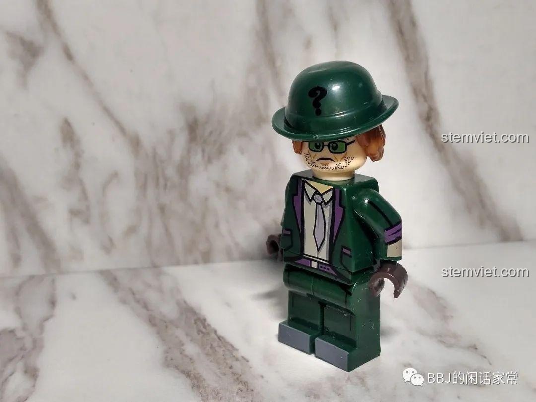 Minifigure Riddler 1018 trong set XINH X0227 với tạo hình độc đáo, đội chiếc mũ phớt màu xanh lá đặc trưng của nhân vật.