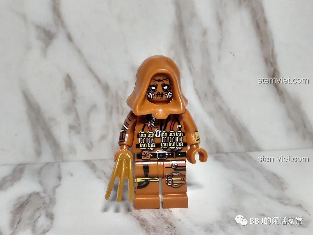 Minifigure Scarecrow 1019 từ set XINH X0227 DC Comics, với tạo hình đáng sợ và chi tiết in trên mặt nạ và thân.