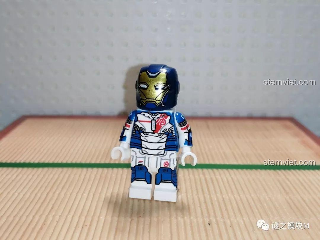 Minifigure Người Sắt Mark 17 XINH X0267 với phần đầu được thay thế.
