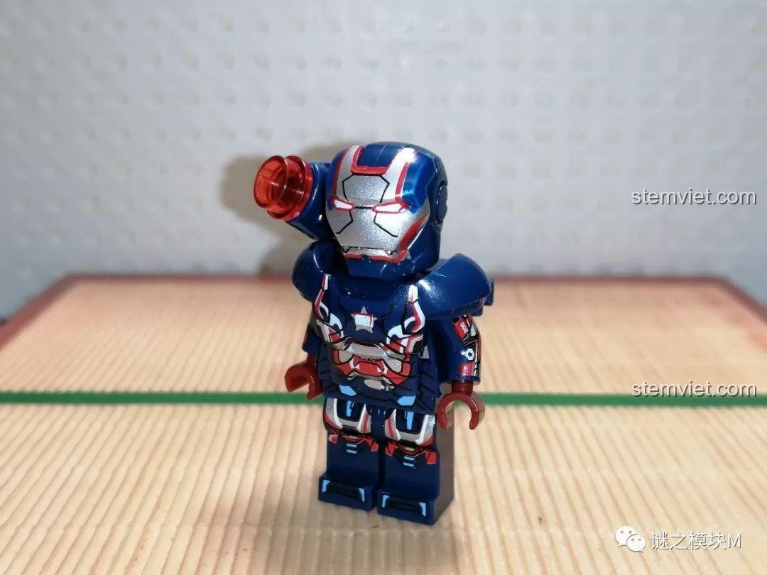 Minifigure Người Yêu Nước Sắt (War Machine) trong bộ XINH X0267, chi tiết giáp ngoài ấn tượng.
