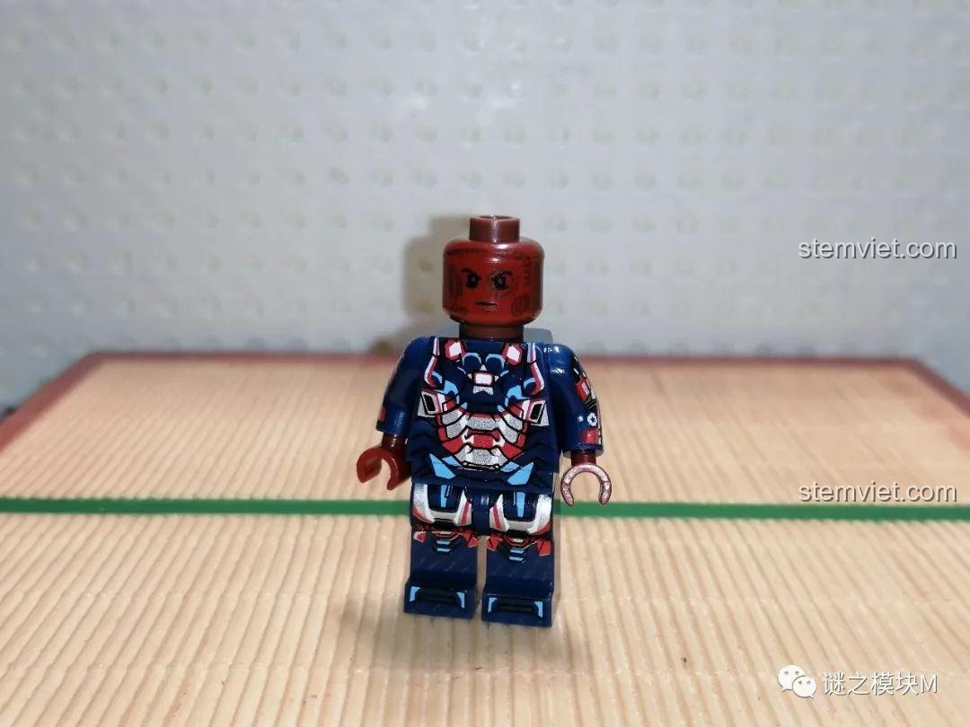 Minifigure Người Yêu Nước Sắt (War Machine) không giáp ngoài, lộ chi tiết in ấn mặt sau.