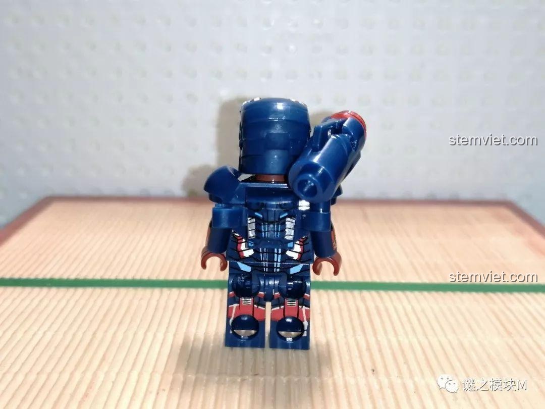Mặt sau minifigure Người Yêu Nước Sắt (War Machine) có giáp, chi tiết in bị che khuất.