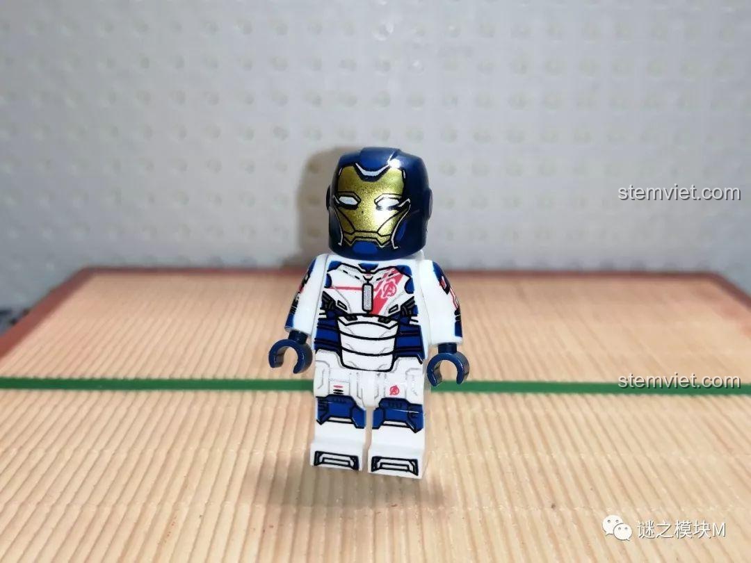 Minifigure Quân Đoàn Sắt trong bộ XINH X0267, so sánh với bản gốc.