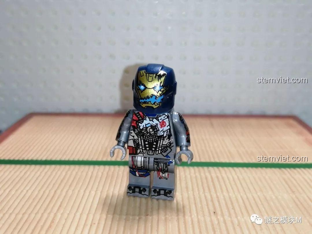 Minifigure Ultron phiên bản cũ, so sánh với bản mới trong bộ XINH X0267.