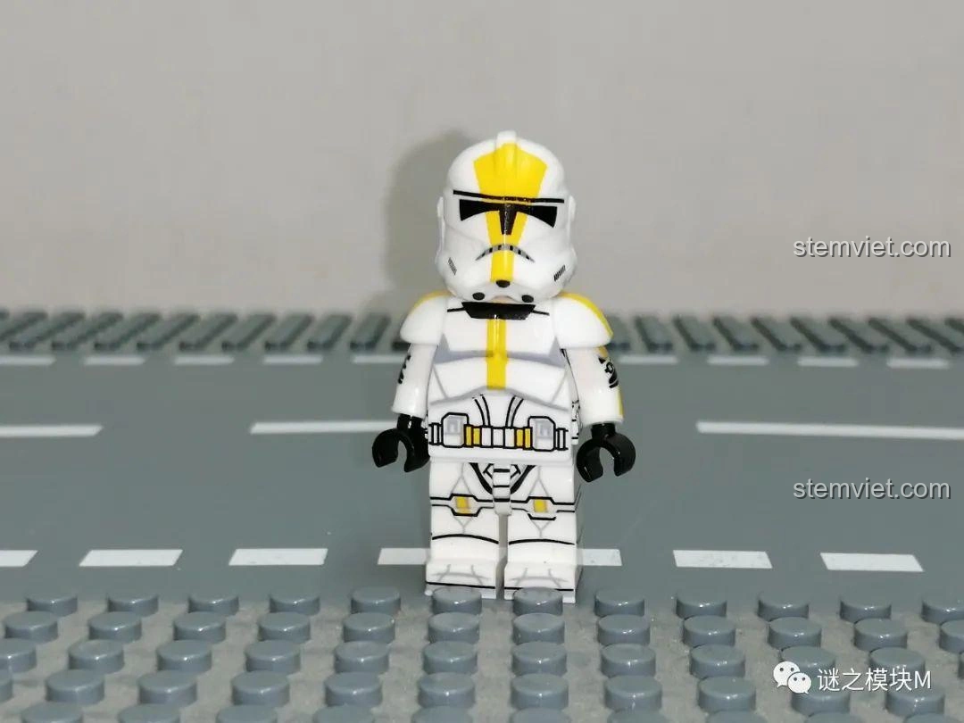 Ảnh cận cảnh mặt sau minifigure 327th Attack Battalion Trooper từ bộ XINH X0300, cho thấy chi tiết in ấn lưng và hông - đánh giá XINH X0300 Bộ 8 Minifigure Lính Quân Đoàn Star Wars.
