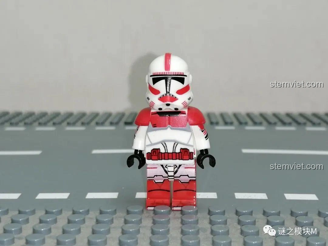 Ảnh cận cảnh mặt trước minifigure Shock Trooper từ bộ XINH X0300, với giáp đỏ trắng và chi tiết in ấn sắc nét - review XINH X0300 Minifigure Clone Trooper.