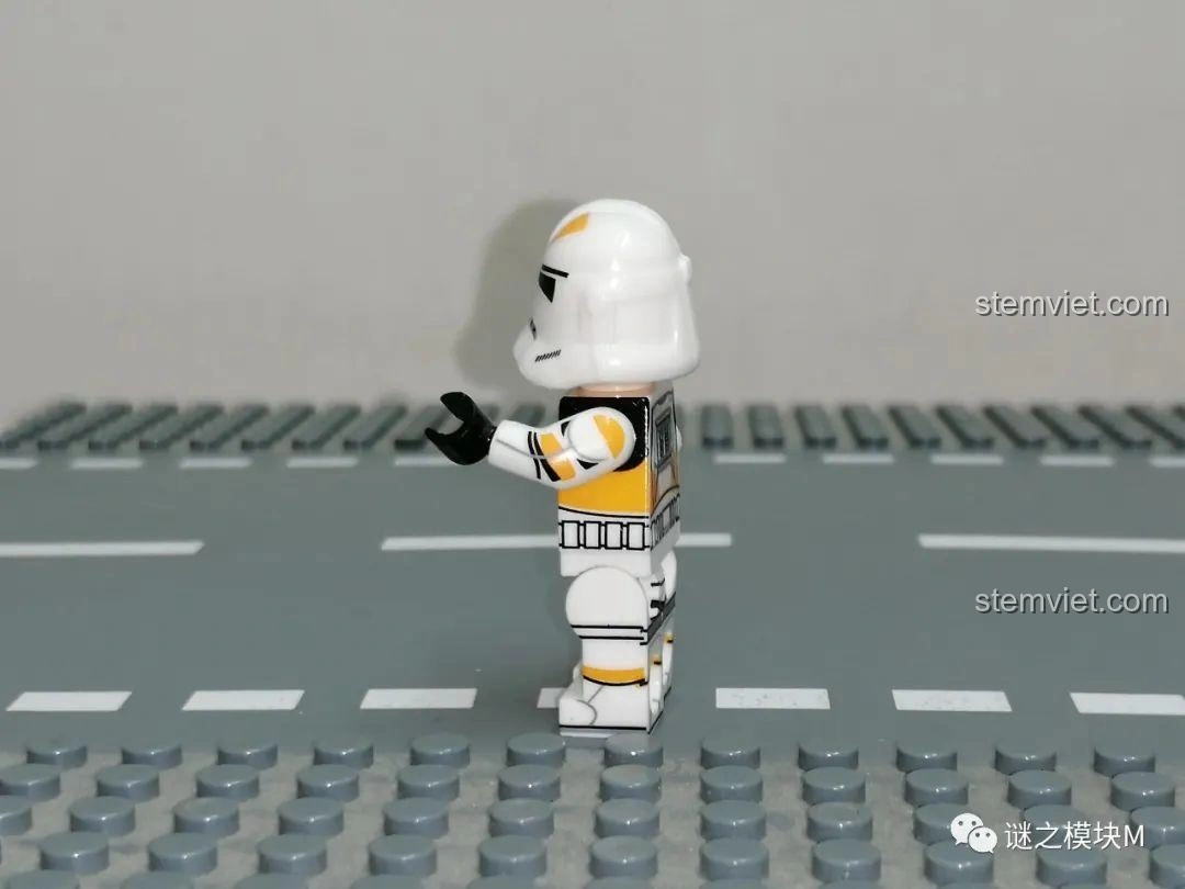 Ảnh cận cảnh mặt sau minifigure 212th Attack Battalion Trooper từ bộ XINH X0300, cho thấy chi tiết in ấn lưng và hông - review XINH X0300 Minifigure Clone Trooper.