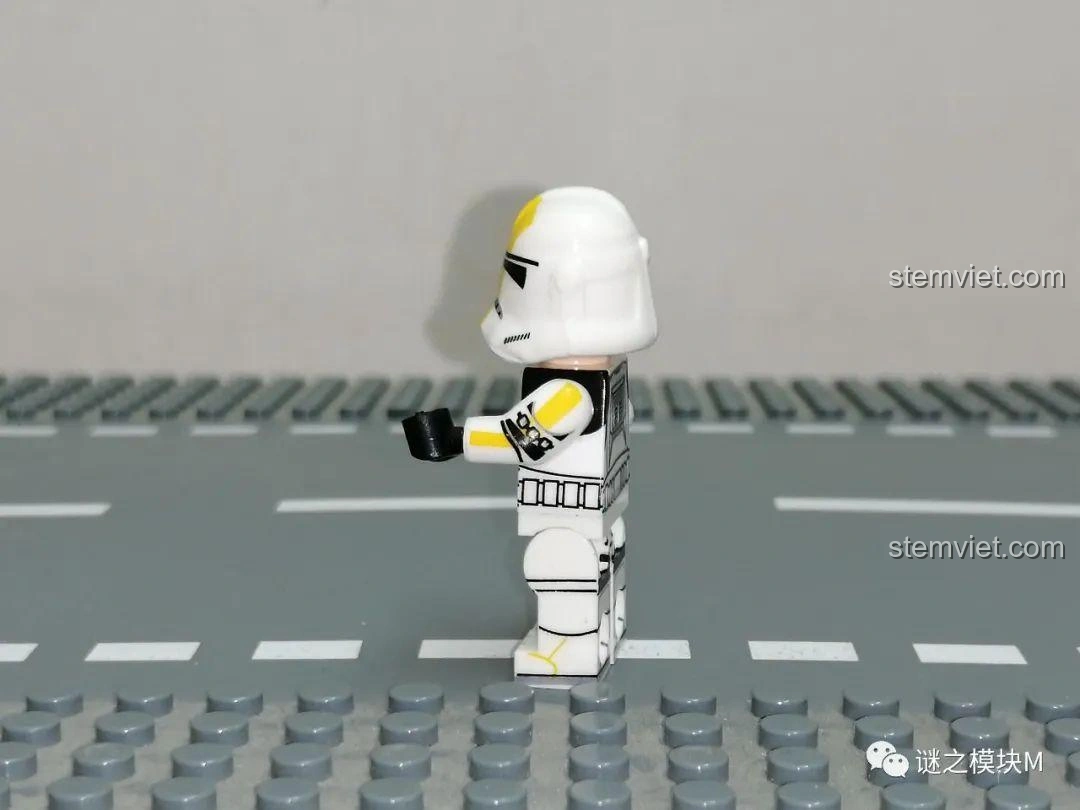 Ảnh cận cảnh mặt sau minifigure 501st Legion Sergeant từ bộ XINH X0300, cho thấy chi tiết in ấn lưng và hông - review XINH X0300 Minifigure Clone Trooper.