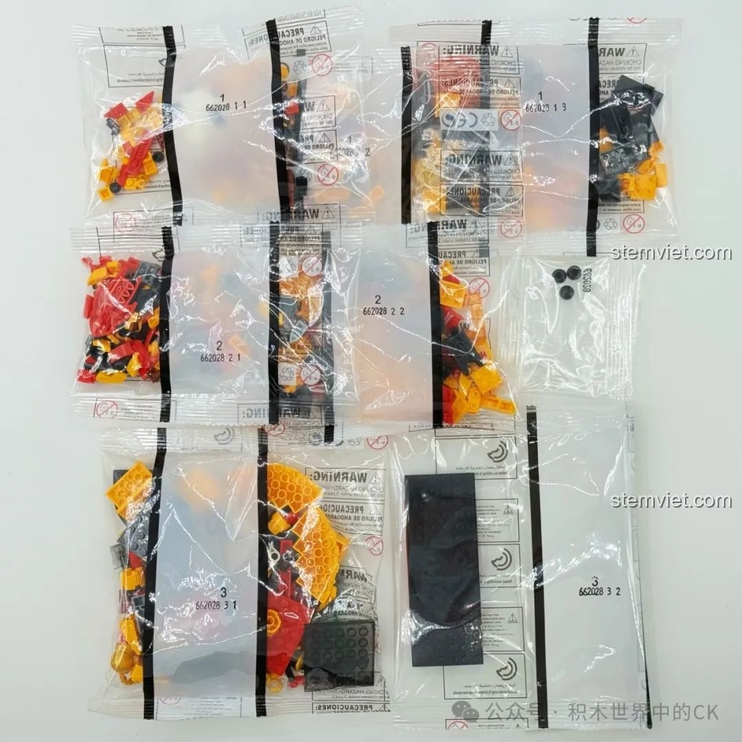 Các túi mảnh ghép được đánh số của bộ lắp ráp Người Máy Gấu Trúc Anh Hùng Tôn Ngộ Không Zhe Gao 662028, sẵn sàng cho quá trình lắp ráp.