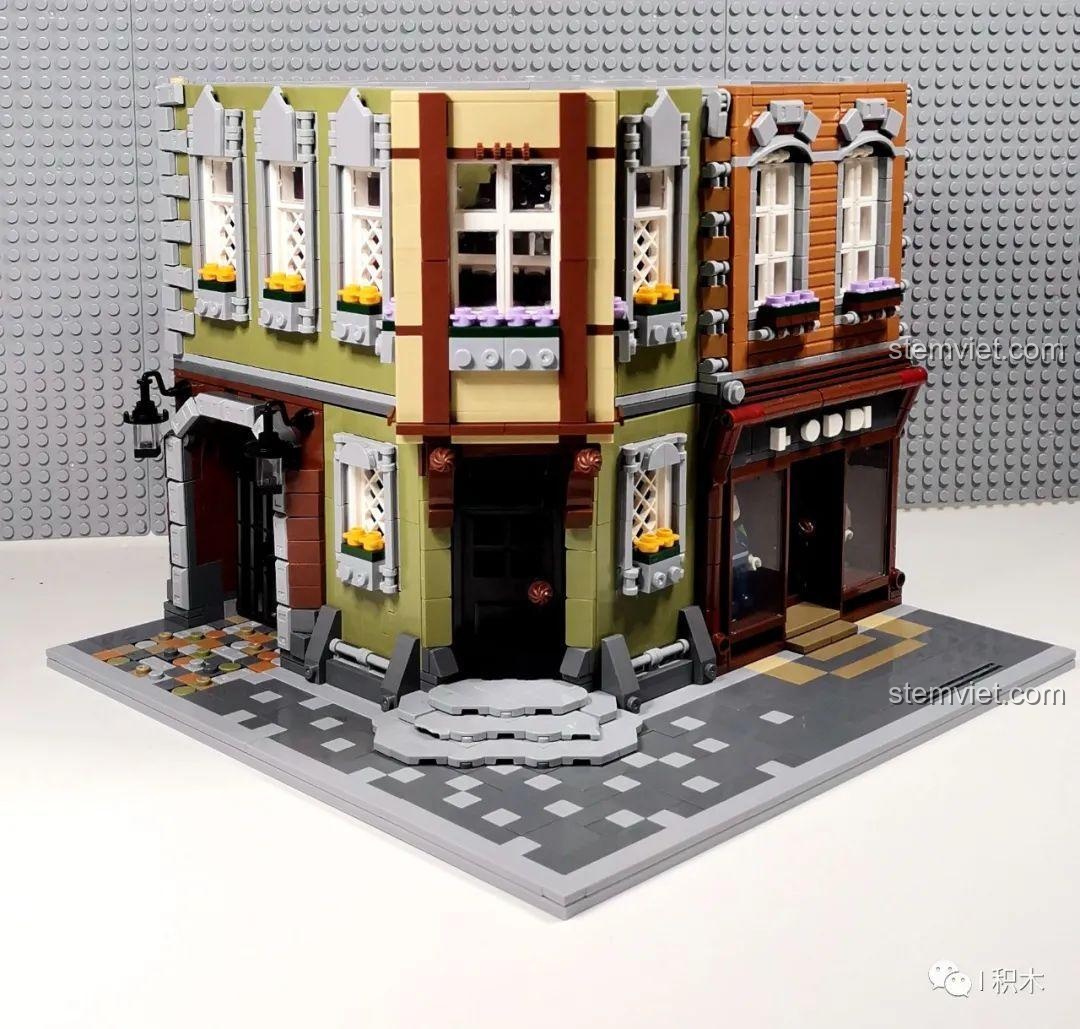 Cấu trúc mái của bộ Tòa Nhà Góc Phố Đa Năng Zhe Gao QL0919 đang được xây dựng, với các chi tiết bánh răng.