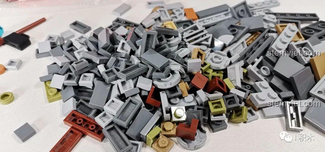 Các mảnh ghép của bộ Tòa Nhà Góc Phố Đa Năng Zhe Gao QL0919, cho thấy chất lượng gạch ở mức trung bình.