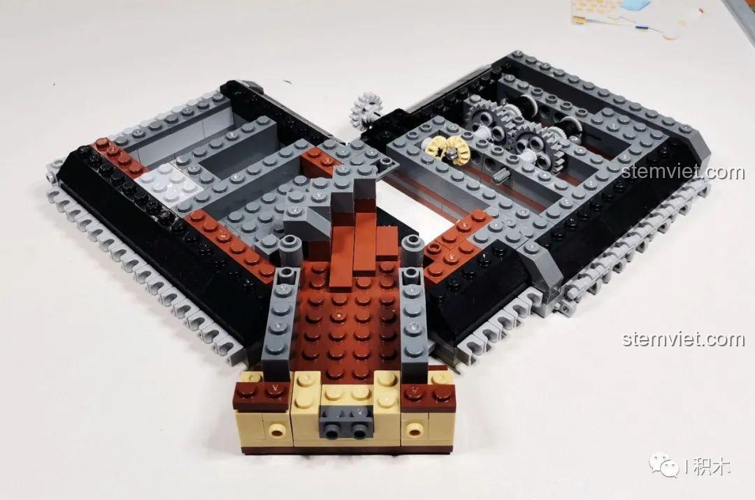 Chi tiết con gà trang trí trên đỉnh mái của bộ Tòa Nhà Góc Phố Đa Năng Zhe Gao QL0919, một điểm nhấn độc đáo.