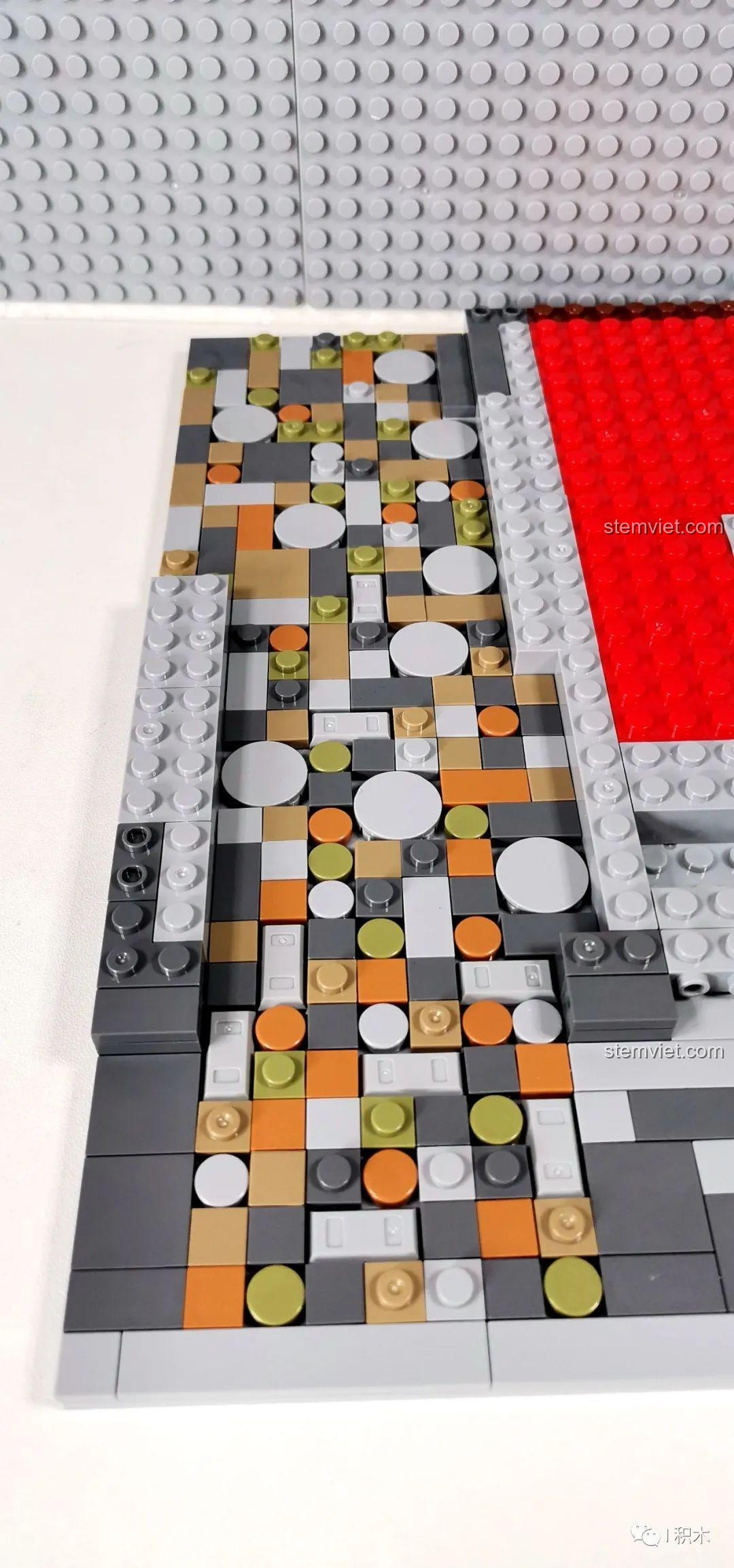 Chi tiết đường lát đá phức tạp trên đế của bộ Tòa Nhà Góc Phố Đa Năng Zhe Gao QL0919, đòi hỏi sự tỉ mỉ.