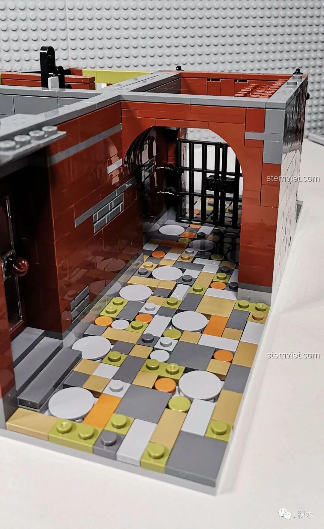 Hành lang bên trong tầng 1 của bộ Tòa Nhà Góc Phố Đa Năng Zhe Gao QL0919, với cổng vòm và sàn lát gạch.