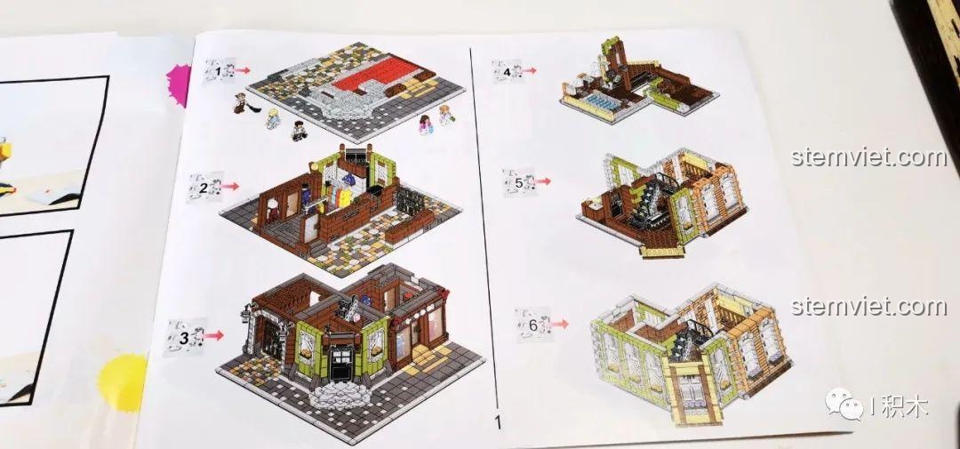 Trang hướng dẫn lắp ráp phân màu trong sách của bộ Tòa Nhà Góc Phố Đa Năng Zhe Gao QL0919, giúp dễ dàng theo dõi.