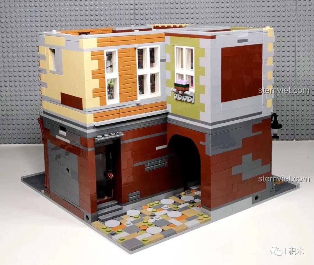 Quá trình lắp ráp mái của bộ Tòa Nhà Góc Phố Đa Năng Zhe Gao QL0919, cho thấy cấu trúc bên trong.