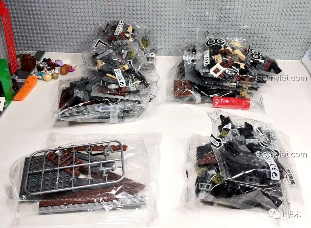 Phần mái của bộ Tòa Nhà Góc Phố Đa Năng Zhe Gao QL0919 gần hoàn thành, với các chi tiết trang trí.