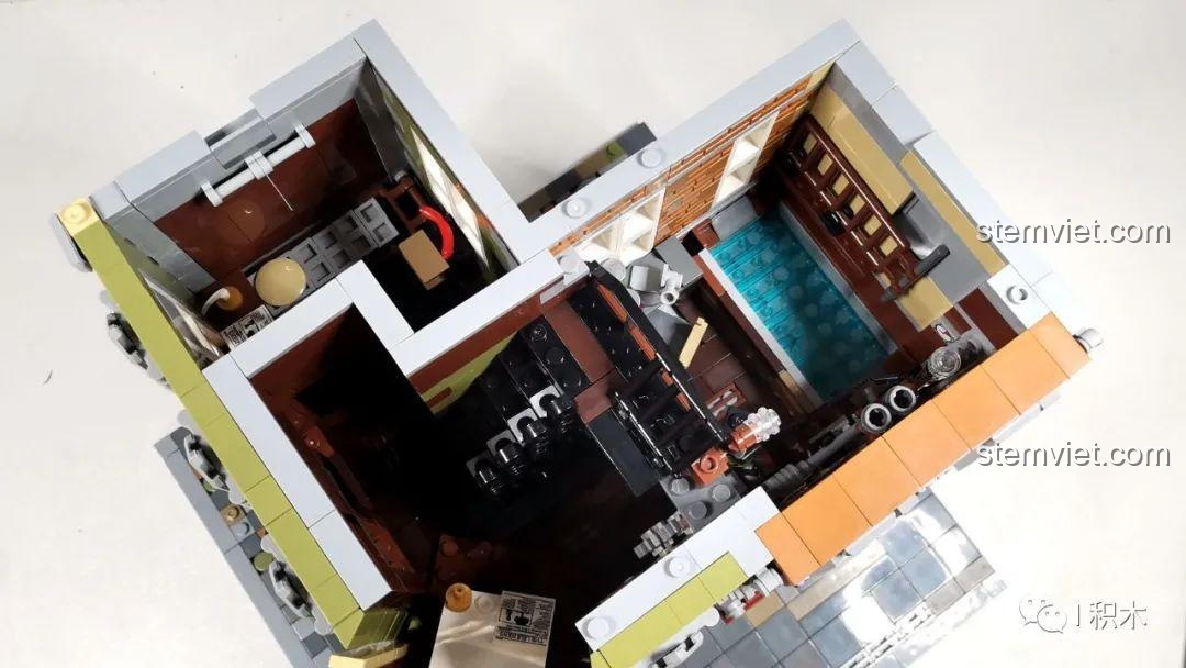 Các mảnh ghép nhỏ dùng để lắp mái của bộ Tòa Nhà Góc Phố Đa Năng Zhe Gao QL0919, đòi hỏi sự kiên nhẫn.