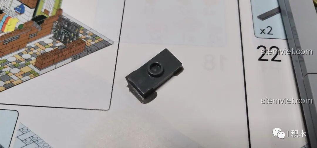 Một mảnh ghép bị lỗi đúc của bộ Tòa Nhà Góc Phố Đa Năng Zhe Gao QL0919, cho thấy chi tiết nhựa thừa.