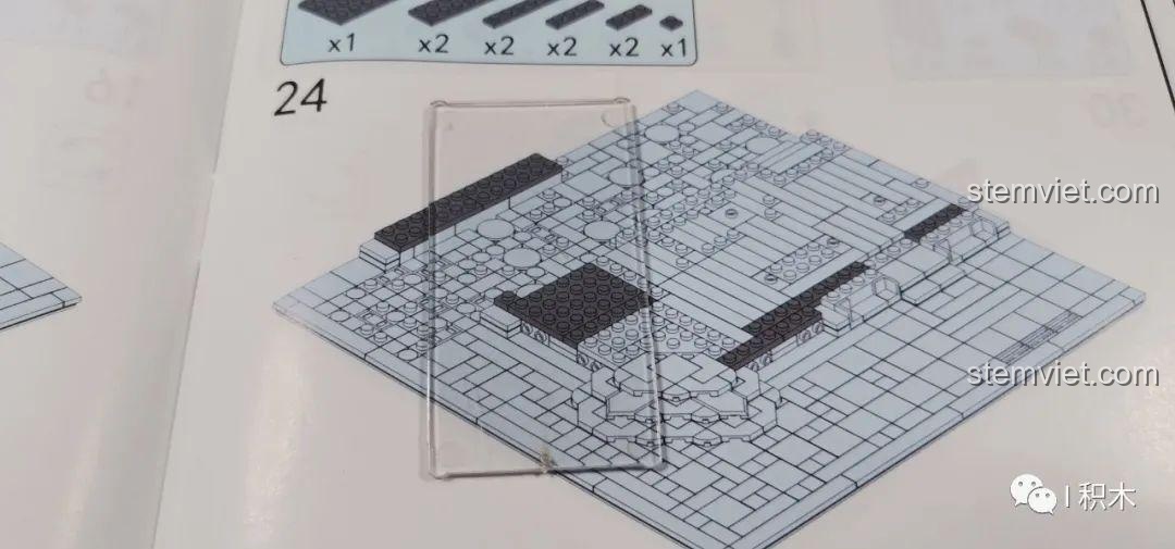 Mảnh ghép trong suốt của bộ Tòa Nhà Góc Phố Đa Năng Zhe Gao QL0919, với độ trong suốt tốt nhưng không có bao bì riêng.